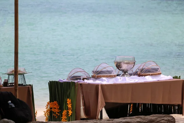 Buffet in spiaggia, Linea allestita per il pranzo ai tropici — Foto Stock