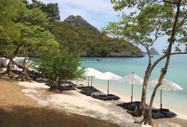 Sitzsäcke mit dem weißen Sonnenschirm am Strand, aufgestellt für das Mittagessen — Stockfoto