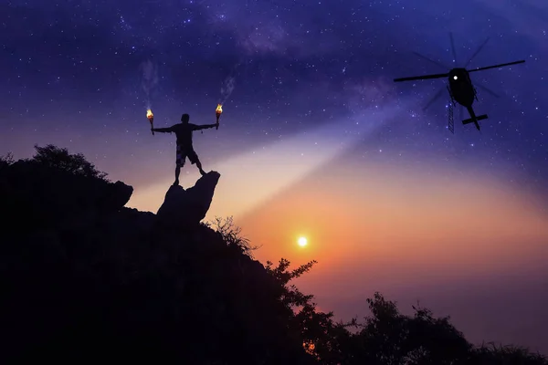 Dağ tepesinde kayıp kişiler için helikopter arama