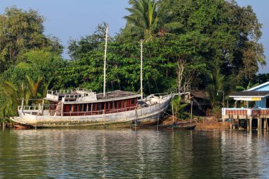 Balıkçı Biga yakınlarındaki nehirde terkedilmiş eski kırık tekne