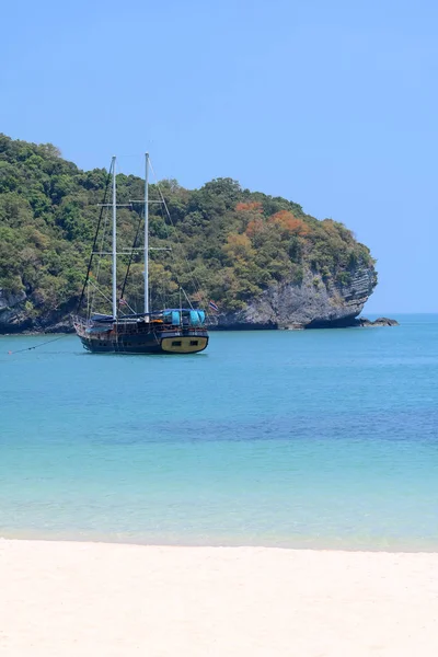 Iate de luxo navegando na ilha tropical, praia de areia branca um — Fotografia de Stock