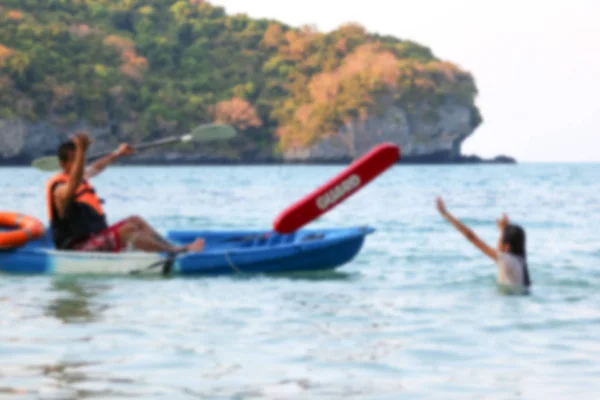 Immagine sfocata di padre e figlia asiatici sono l'insegnamento e la formazione — Foto Stock