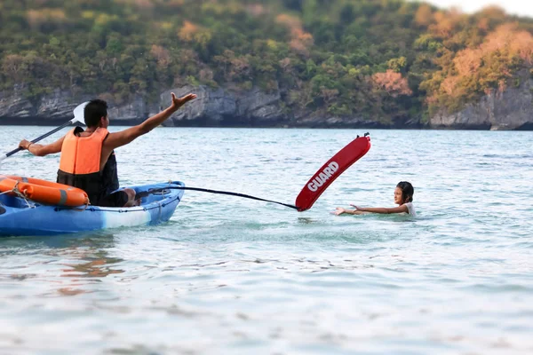 Asiático pai e filha estão ensinando e treinando salva-vidas o — Fotografia de Stock