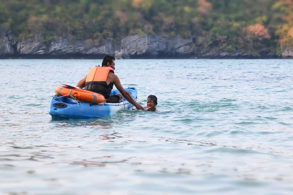 Asiatique père et fille sont l'enseignement et la formation life guard o — Photo