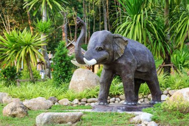 Halk parkı bahçelerinde fil heykeli.