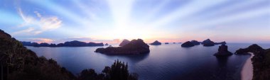 Ang Thong Takımadaları'nda Adanın panorama gün batımı manzarası 