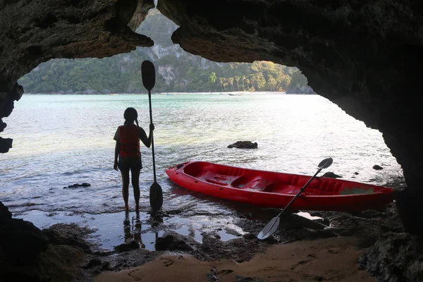 Kajakozás a barlangban, ázsiai lány tartja a lapát áll f — Stock Fotó
