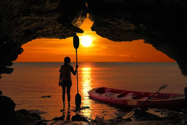 Kayaking in the cave, Asian girls holding the paddle stands in f — Stock Photo, Image
