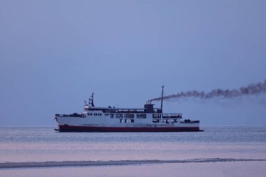 Yığından gelen duman ile Feribot, Dizel motor leavi hazır