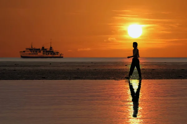 Silueta de chica asiática soltera disfrutando durante la puesta del sol o — Foto de Stock