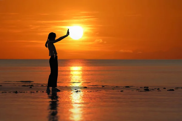 Silueta de chica asiática soltera disfrutando durante la puesta del sol o —  Fotos de Stock