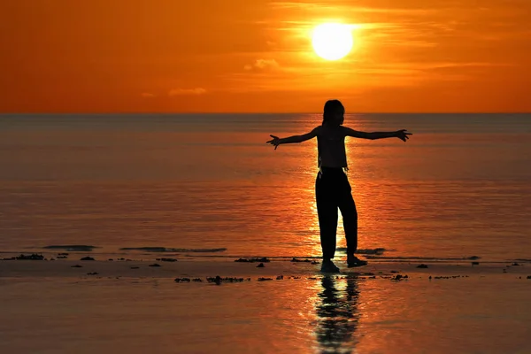Silhouette de fille asiatique célibataire s'amuser pendant le coucher du soleil o — Photo