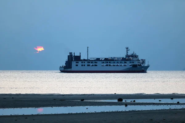 海のエピソードの夕日に航海するフェリー — ストック写真