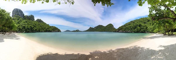 Panorama des îles vue, plage de sable et ciel bleu à l'archipel — Photo