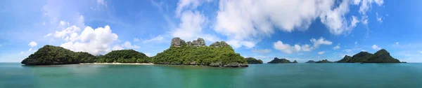 在 Ang T 的蓝天上欣赏热带岛屿的全景 — 图库照片