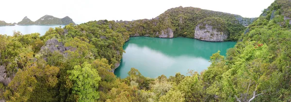 Vistas panorámicas de la laguna verde en las islas tropicales de Ang Thong — Foto de Stock