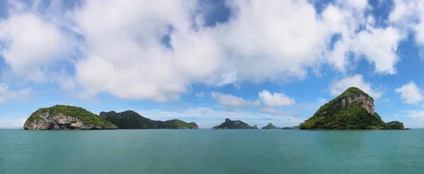 Πανοραμική θέα στα τροπικά νησιά κατά του γαλάζιου ουρανού στο ang T — Φωτογραφία Αρχείου