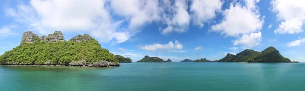 Panoramablick auf tropische Inseln gegen den blauen Himmel bei ang t — Stockfoto