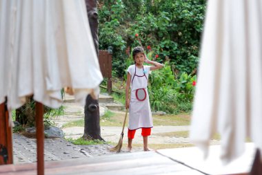 Yaz aylarında restoranda çalışan çocuklar, Çocuk oldu