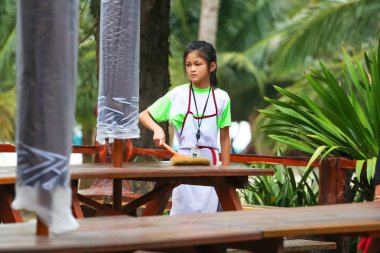 Çocuk işçi liği restoranda temizlik yapıyordu, Çocuklar çalışıyor 