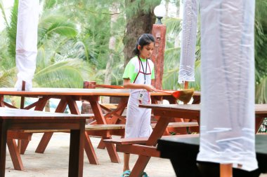 Çocuk işçi liği restoranda temizlik yapıyordu, Çocuklar çalışıyor 