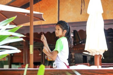 Kız büyük bir şemsiye çekiyordu. R'de çalışan çocuklar