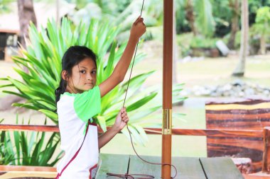 Kız büyük bir şemsiye çekiyordu. R'de çalışan çocuklar