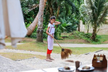 Çocuk işçi liği restoranda temizlik yapıyordu, Çocuklar çalışıyor 