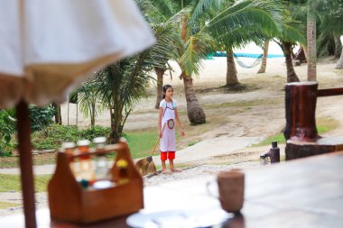 Asyalı Öğrenciler ,Su sırasında restoranda çalışan çocuklar