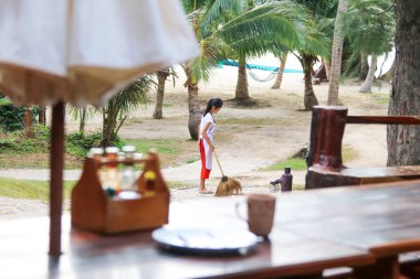 Asyalı Öğrenciler ,Su sırasında restoranda çalışan çocuklar