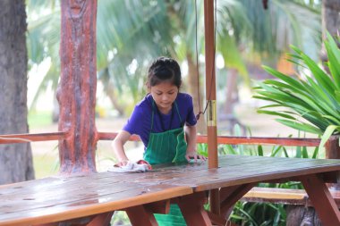 Asyalı Öğrenciler ,Su sırasında restoranda çalışan çocuklar