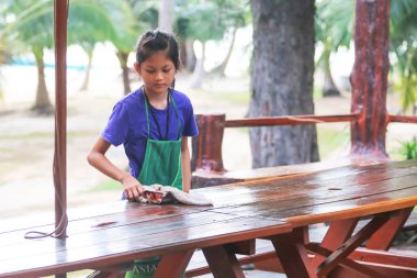 Yaz aylarında restoranda çalışan çocuklar, Çocuk labo