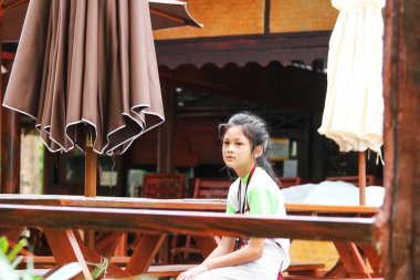 Yaz aylarında restoranda çalışan Asyalı kız, Çocuk la