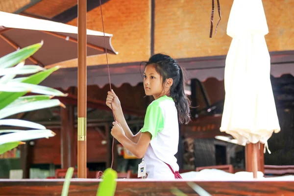 Kız büyük bir şemsiye çekiyordu. R'de çalışan çocuklar