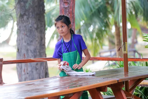 Yaz aylarında restoranda çalışan Asyalı Çocuklar, Chil