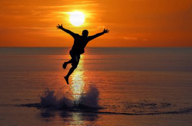 Adam gün batımında sahile yakın denizden atladı 