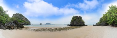 Songpeenong Plajı'ndaki Ada ve kum plajının panorama manzarası