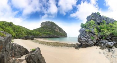 Songpeenong Plajı'ndaki Ada ve kum plajının panorama manzarası