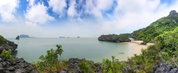 Panoramalandschaft mit Insel und Sandstrand am Songpeenong Beach — Stockfoto