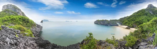 Panoramalandschaft mit Insel und Sandstrand am Songpeenong Beach — Stockfoto