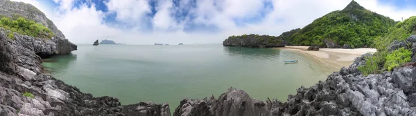 Panoramalandschaft mit Insel und Sandstrand am Songpeenong Beach — Stockfoto