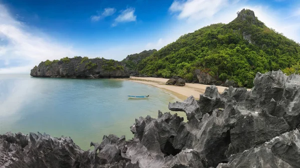 Paysage panoramique de l'île et plage de sable à la plage de Songpeenong — Photo