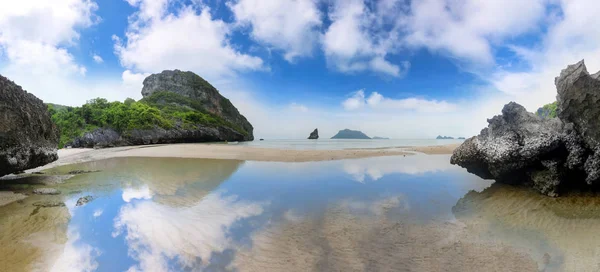 Panoramalandschaft mit Insel und Sandstrand am Songpeenong Beach — Stockfoto