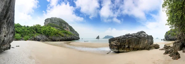 Panoramalandschaft mit Insel und Sandstrand am Songpeenong Beach — Stockfoto