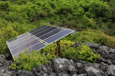 Güneş paneli veya Fotovoltaik modülü üstüne yüklü 