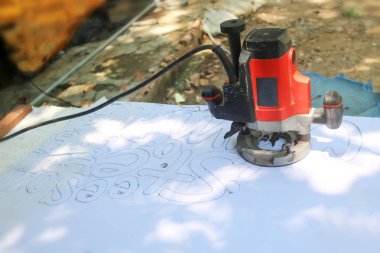 Etiketler karakterleri için köpük kesmek için elektrikli yönlendirici