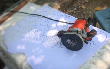 Etiketler karakterleri için köpük kesmek için elektrikli yönlendirici 