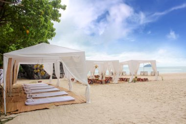 Tropikal plajda turistler için oturma konforu