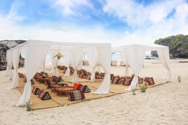 Tropikal plajda turistler için oturma konforu