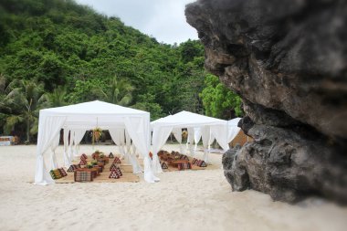 Tropikal plajda turistler için oturma konforu